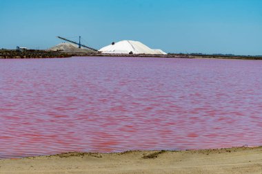 Tuz fabrikası, Camagrue deniz tuzu ve pembe tuzlu gölleri olan sanayi tesisi, Güney Fransa 'nın Aigues-Mortes, Gard, Occitania bölgesi