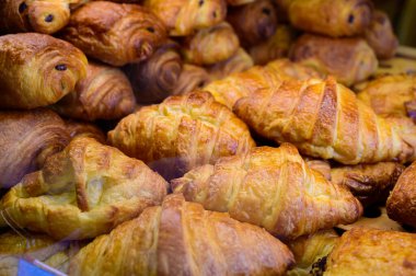 Paris 'teki fırında tereyağlı kruvasan sergileniyor., 