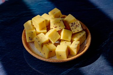 Peynir koleksiyonu, Belçika 'daki manastırdan gelen hardal tohumlarıyla olgunlaşmış sarı inek peyniri.