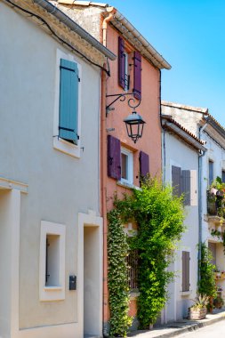 Eski sokaklar, kale duvarları ve eski Fransız kasabası Aigues-Mortes 'teki evler, kare kale, Gard, Occitaine, Fransa' daki turistik yerler