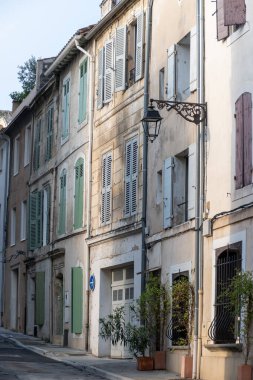 Antik Fransız kenti Arles 'deki eski dar sokakları ve evleri, Provence' deki turistik yerleri, Roma harabeleri, Bouches-du-Rhone, Fransa