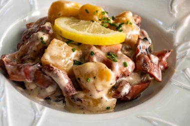 Fransız restoranında servis edilen Camargue, Provence, haşlanmış sıcak salata, ahtapot, patates ve beyaz sos.