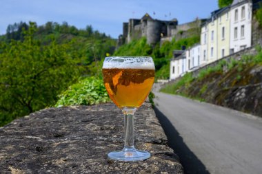 Güneşli yaz gününde eski şato duvarında Belçika manastırı birası. Eski kasaba Bouillon, Belçika 'nın güzel manzarası var.