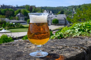 Güneşli yaz gününde eski şato duvarında Belçika manastırı birası. Eski kasaba Bouillon, Belçika 'nın güzel manzarası var.