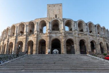 Antik Fransız kenti Arles 'deki Roma Arena' nın manzarası, Roma harabeleri, Bouches-du-Rhone, Fransa.