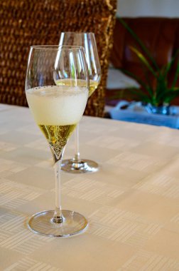 Grand Cru şarabının tadı köpüklü beyaz şarap Grand Cru şarap üreticisi küçük bir köy olan Ambonnay, Champagne, Fransa 'daki eski şampanya evinde şampanya.