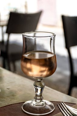 Fransız soğuk gülü kuru şarap, Provence 'den öğle yemeği menüsünde sunulan şarap, Aigues-Mortes, Gard, Fransa
