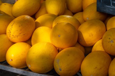 Cavaillon 'dan sarı bal, olgunlaşmış Charentais bal kavunları Provence, Fransa' da yerel pazarda.