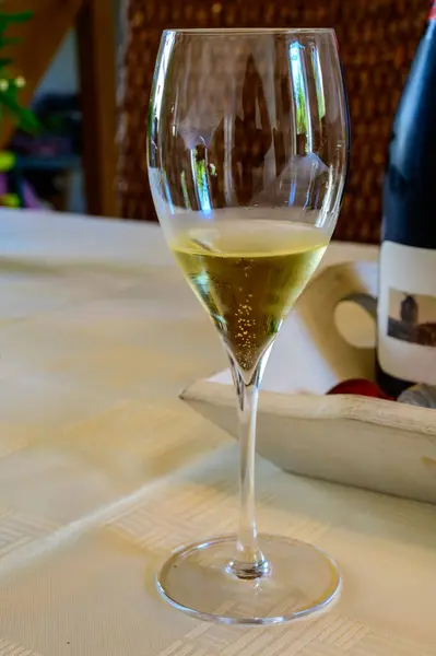 法国香槟香槟酒生产商安邦奈小村的老香槟酒屋品尝带有气泡香槟的大杯白葡萄酒 — 图库照片