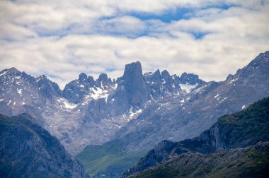Kuzey İspanya 'nın Asturias kentindeki Picos de Europa' nın Macizo Orta Bölgesi 'nde yer alan Paleozoik Çağ' dan kalma kireçtaşı zirvesi Naranjo de Bulnes veya Picu Urriellu 'nun görüntüsü