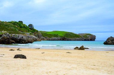Celorio 'daki Playa de Borizo' daki kayalara bakın. Kuzey İspanya, Asturias 'ın yeşil kıyıları. Beyaz kumlu plajlar, uçurumlar, gizli mağaralar, yeşil tarlalar, ormanlar ve dağlar..