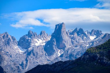 Kuzey İspanya 'nın Asturias kentindeki Picos de Europa' nın Macizo Orta Bölgesi 'nde yer alan Paleozoik Çağ' dan kalma kireçtaşı zirvesi Naranjo de Bulnes veya Picu Urriellu 'nun görüntüsü
