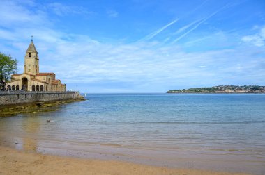 Gijon 'da San Lorenzo ve Cantabria sahillerinde manzara, Asturias, Kuzey İspanya' da büyük şehir.