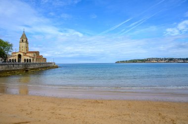 Gijon 'da San Lorenzo ve Cantabria sahillerinde manzara, Asturias, Kuzey İspanya' da büyük şehir.