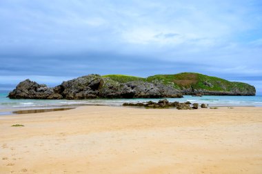 Celorio 'daki Playa de Borizo' daki kayalara bakın. Kuzey İspanya, Asturias 'ın yeşil kıyıları. Beyaz kumlu plajlar, uçurumlar, gizli mağaralar, yeşil tarlalar, ormanlar ve dağlar..