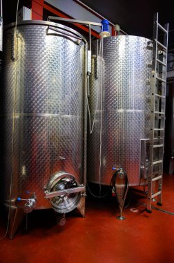 İtalya 'da modern biyo-şarap üretim fabrikası, İspanya' da şarap üzümlerinin mayalanması için kullanılan inoks çelik tankları.