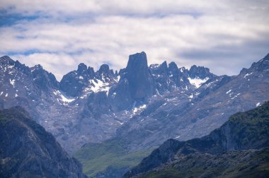 Kuzey İspanya 'nın Asturias kentindeki Picos de Europa' nın Macizo Orta Bölgesi 'nde yer alan Paleozoik Çağ' dan kalma kireçtaşı zirvesi Naranjo de Bulnes veya Picu Urriellu 'nun görüntüsü