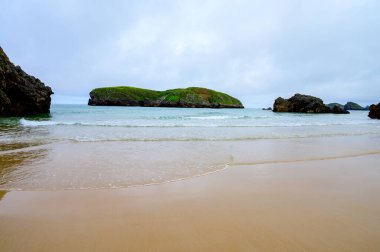 Celorio 'daki Playa de Borizo' daki kayalara bakın. Kuzey İspanya, Asturias 'ın yeşil kıyıları. Beyaz kumlu plajlar, uçurumlar, gizli mağaralar, yeşil tarlalar, ormanlar ve dağlar..