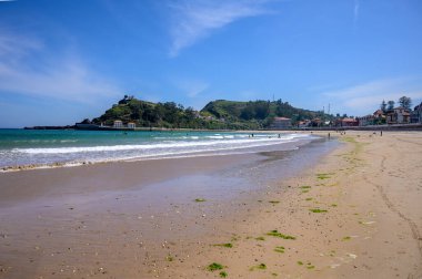 Playa de Ribadesella, Asturias 'ın yeşil kıyıları, Kuzey İspanya' nın beyaz kumlu sahilleri, kayalıkları, gizli mağaraları, yeşil tarlaları ve dağları.