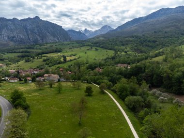 Kuzey İspanya 'nın Asturias kentindeki Picos de Europa' nın Macizo Orta Bölgesi 'nde yer alan Paleozoik Çağ' dan kalma kireçtaşı zirvesi Naranjo de Bulnes veya Picu Urriellu 'nun görüntüsü