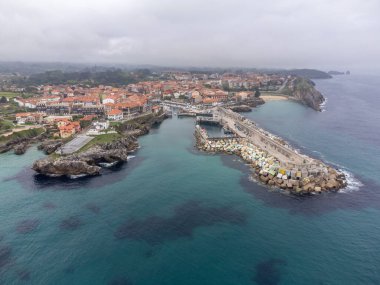 Playa de Toro 'daki hava manzarası ve eski Llanes limanı, Kuzey İspanya, Asturias' ın yeşil kıyıları kumlu plajları, uçurumları, gizli mağaraları, yeşil tarlaları, ormanları ve dağları olan.
