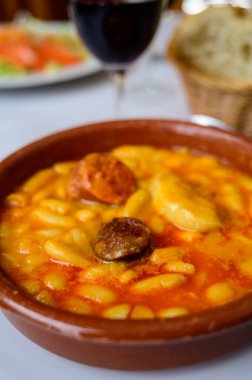 Fabada asturiana, Asturian fasulye güveci, İspanya, sıcak ve ağır yemek Asturian şarabı veya kırmızı şarapla servis edilir, fabes de la Granja büyük beyaz fasulye, omuz domuz eti, pancetta veya pastırma, morcilla sosisi, sucuk yakın çekim