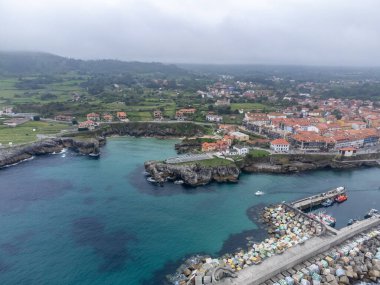 Sahil şeridi ve eski Llane limanı, Asturias 'ın yeşil kıyısı, Kuzey İspanya, beyaz kumlu plajlar, uçurumlar, gizli mağaralar, yeşil alanlar, ormanlar ve dağlar..