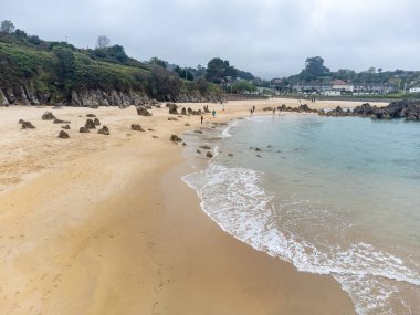 Llanes, Playa de Toro 'daki kayaların hava manzarası, Kuzey İspanya, Asturias' ın yeşil kıyıları, kumlu plajları, uçurumları, gizli mağaraları, yeşil tarlaları, ormanları ve dağları olan.