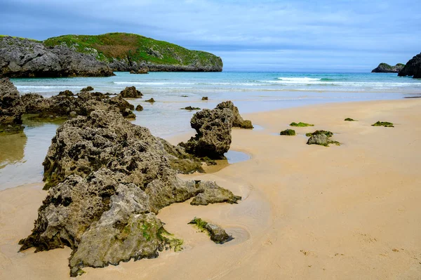 Celorio 'daki Playa de Borizo' daki kayalara bakın. Kuzey İspanya, Asturias 'ın yeşil kıyıları. Beyaz kumlu plajlar, uçurumlar, gizli mağaralar, yeşil tarlalar, ormanlar ve dağlar..