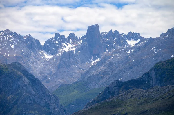 关于Naranjo Bulnes或Picu Urriellu的观点 这是位于西班牙北部阿斯图里亚斯山脉Picos Europa的Macizo中部地区的石灰岩峰 可以追溯到古生代 — 图库照片
