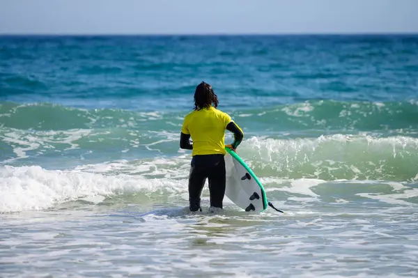 Les Jeunes Surfeurs Entraînent Avec Des Planches Sur Playa Palombina — Photo