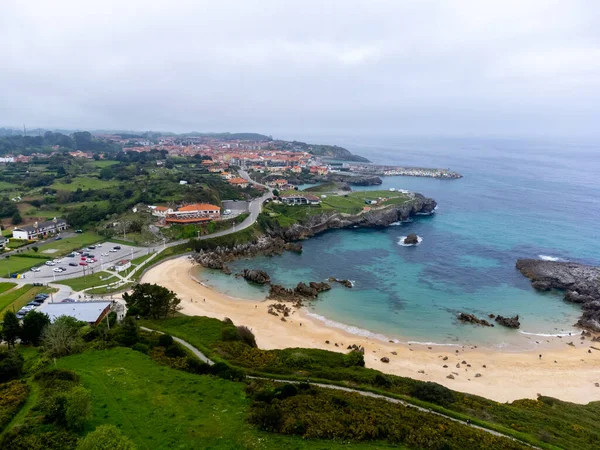 Llanes, Playa de Toro 'daki kayaların hava manzarası, Kuzey İspanya, Asturias' ın yeşil kıyıları, kumlu plajları, uçurumları, gizli mağaraları, yeşil tarlaları, ormanları ve dağları olan.