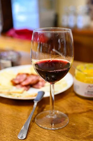 様々なスペインのリオハ赤ワインの試飲 ワイナリーのセラーの訪問 リオハワイン製造地域 スペイン — ストック写真