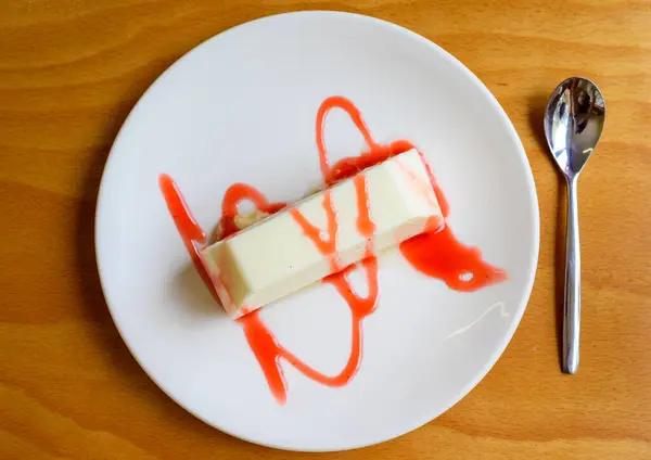 Makanan Penutup Manis Cheesecake Atau Flan Disajikan Dengan Selai Stroberi — Stok Foto