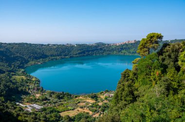 Küçük tarihi kasaba Nemi, volkanik krater gölü manzaralı yeşil Alban tepeleri manzaralı Nemi, Castelli Romani, İtalya yazın Roma yakınlarındaki