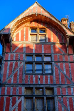 Troyes 'in ortaçağ merkezi. Yarı keresteli evleri ve dar sokakları olan eski şehir. Şampanya, Fransa, turizm beldesi.