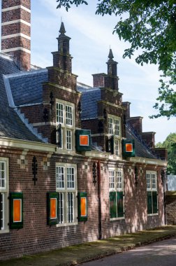 Hollanda 'nın Gelderland kentindeki küçük tarihi şehrin sokakları ve eski evleri güneşli bir günde yanar.