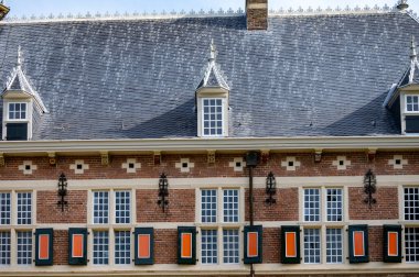 Hollanda 'nın Gelderland kentindeki küçük tarihi şehrin sokakları ve eski evleri güneşli bir günde yanar.