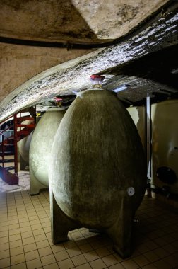 Mayalama işlemi için beton yumurtalar. Yeraltı mağaralarını ziyaret, Cote des Bar, Aube, Fransa 'nın güneyinde geleneksel şampanya üretimi.