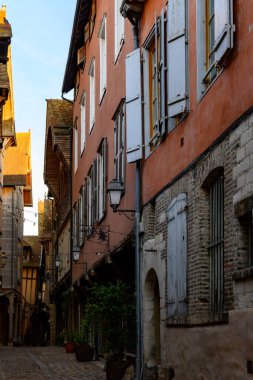 Troyes 'in ortaçağ merkezi. Yarı keresteli evleri ve dar sokakları olan eski şehir. Şampanya, Fransa, turizm beldesi.