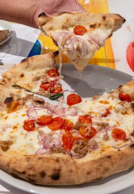 İtalyan pizzacı restoranında taze pişmiş pizza yemek, yakın plan.