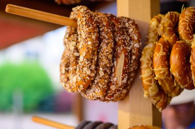 Ekim 'de, Bayern, Almanya' da bira festivalinde tuzlu ve lezzetli Alman krakerleri ekmeği