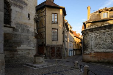 Troyes 'in ortaçağ merkezi. Yarı keresteli evleri ve dar sokakları olan eski şehir. Şampanya, Fransa, turizm beldesi.