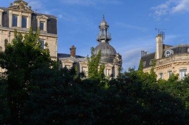 Troyes 'in ortaçağ merkezi. Yarı keresteli evleri ve dar sokakları olan eski şehir. Şampanya, Fransa, turizm beldesi.