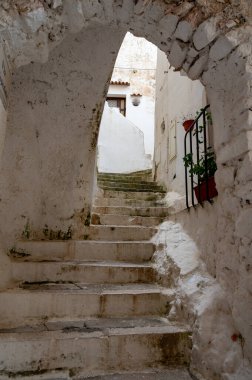 Orta çağ 'ın küçük turistik kasabası Sperlonga' da beyaz merdivenler ve eski evler yaz tatillerinde gündoğumunda Latin İtalya 'nın başkenti Sperlonga' da