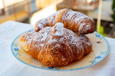 İtalyan tatlı kahvaltısı, taze kruvasan, tereyağlı ve şeker tozlu hamur işi.