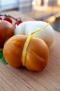 İtalyan yarı sert el yapımı tütsülenmiş ve beyaz scamorza peyniri, Apulia ya da Calabria bölgelerinden gelen inek sütünden.