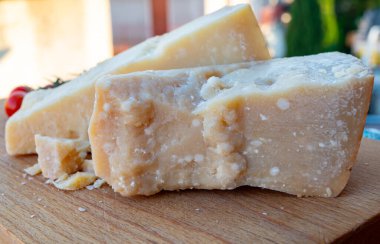 Geleneksel İtalyan yemekleri - 36 aylık mağaralarda Parma, Parmigiano-Reggiano, İtalya 'dan İtalyan parmesanlı sert inek sütlü peyniri