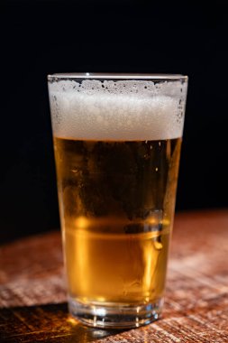 Eski İngiliz barında servis edilen soğuk taze İngiliz birası ve lager birası.