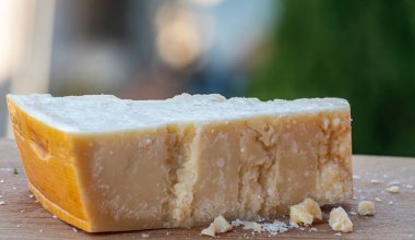 Geleneksel İtalyan yemekleri - 36 aylık mağaralarda Parma, Parmigiano-Reggiano, İtalya 'dan İtalyan parmesanlı sert inek sütlü peyniri